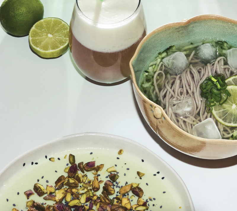 koude noedels, matcha-ijs zonder ijsmachine, salted vanilla cold foam mugicha latte