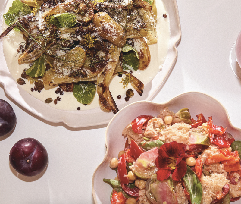 Salade venkel, panzanella, geroosterde pruimen