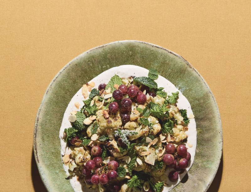 Salade bloemkool druiven tahin-yoghurtsaus