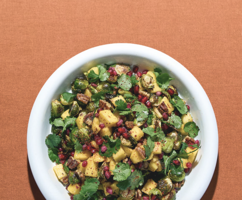 Vroege herfstsla met gegrilde spruitjes, miso-mangodressing en pecannoten