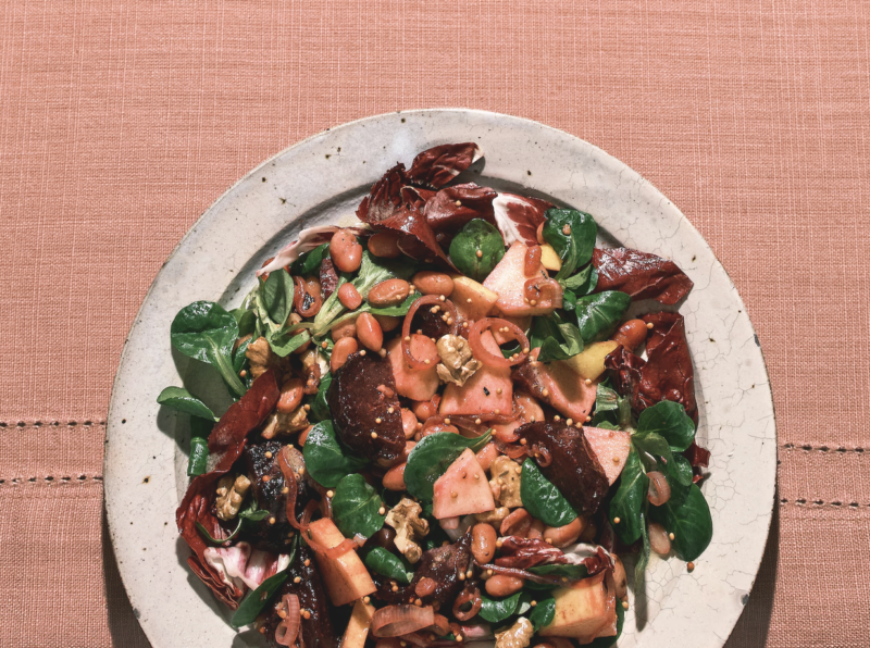 Warme salade van biet, witte bonen, appel en walnoot