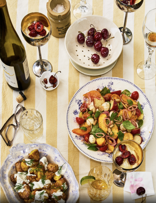 Zomerkoken: luie gasten. Maaltijdsalade tomaten, perzik, cannellini, bocconcini en basilicum; geroosterde aardappels met citroencrème en dille; ijskoude ricotta met honing, kersen en zoutflakes